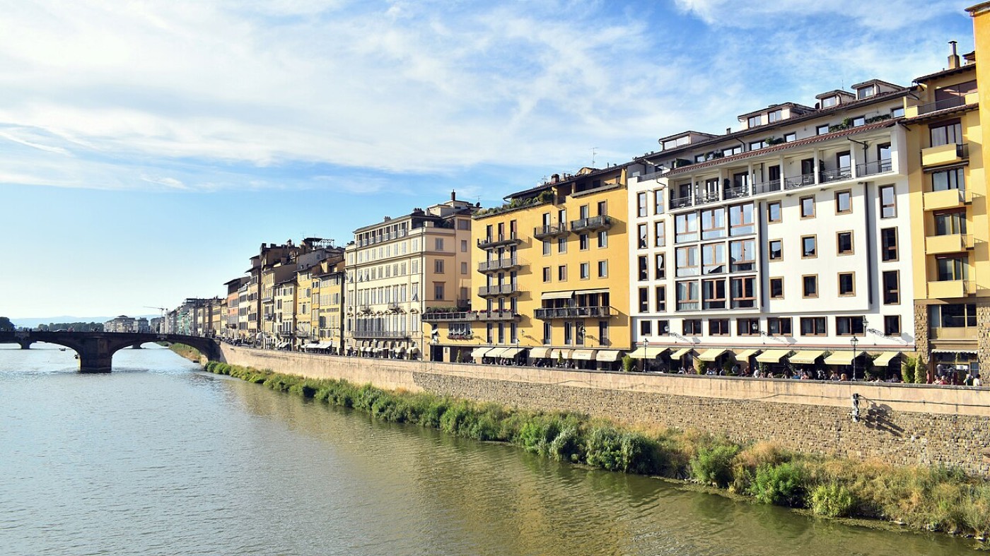 I palazzi del Lungarno degli Acciaiuoli e il Ponte Santa Trinita