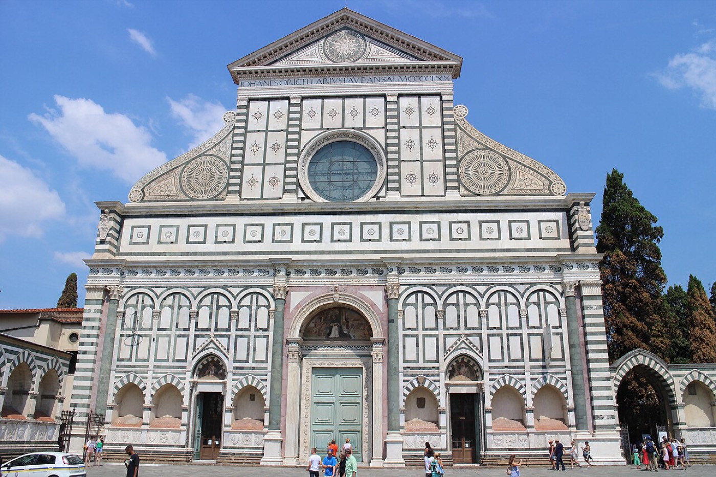 La facciata in marmi bianchi e verdi di Santa Maria Novella