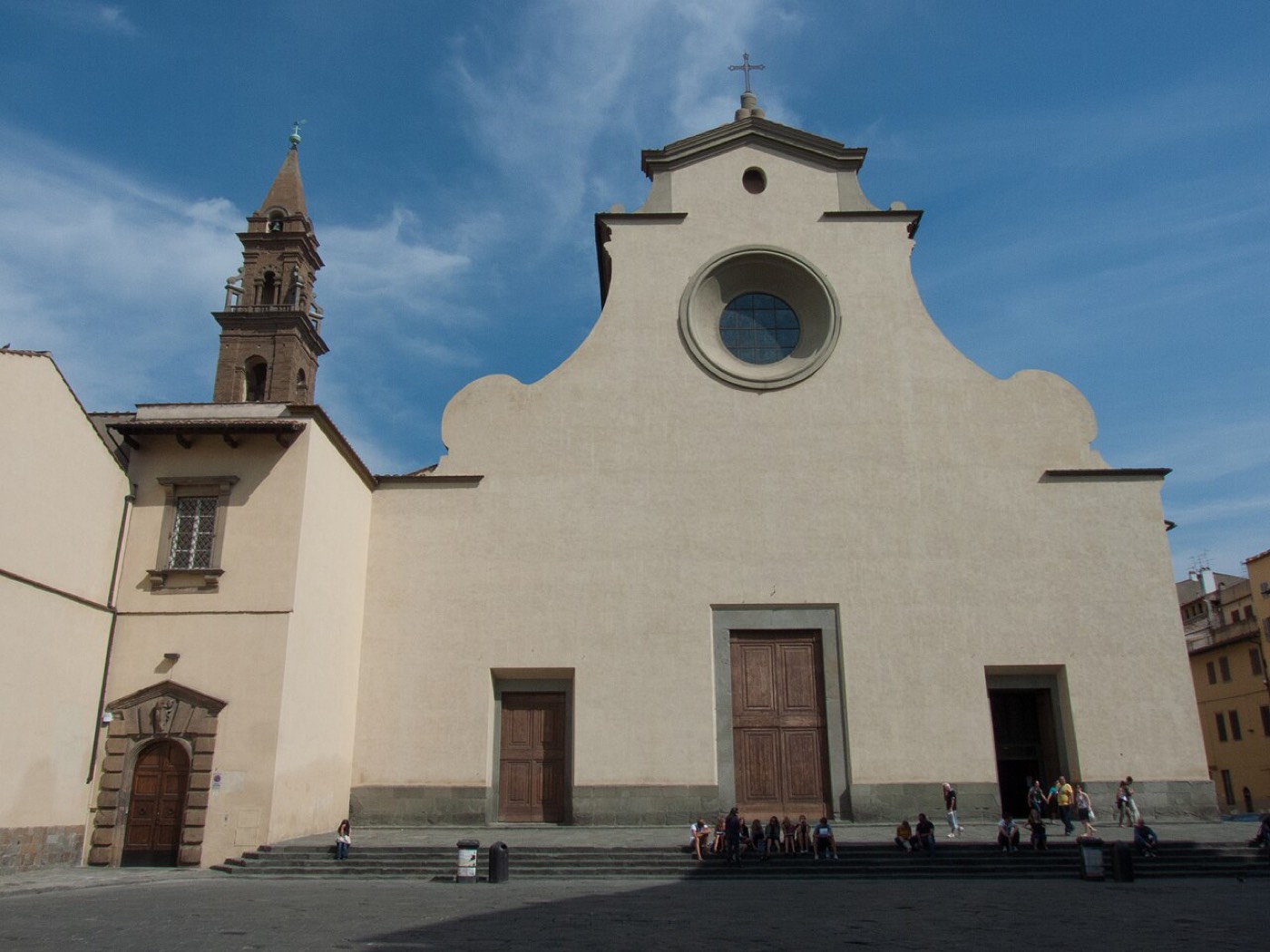 La facciata della Basilica di Santo Spirito e il suo campanile