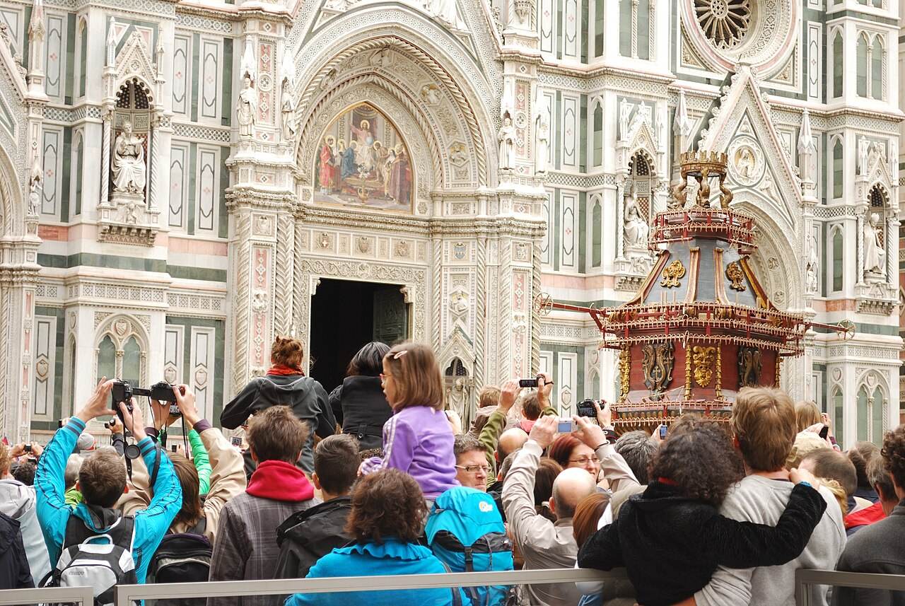 Il Brindellone davanti al Duomo il giorno di Pasqua, per lo Scoppio del Carro