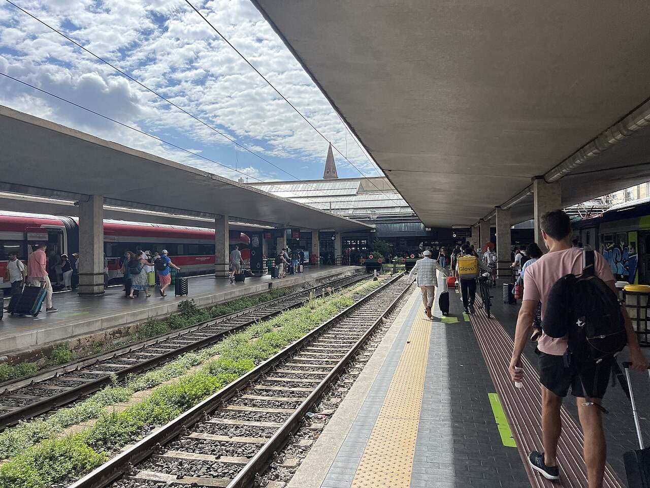 I binari della stazione di Santa Maria Novella, con il campanile della basilica