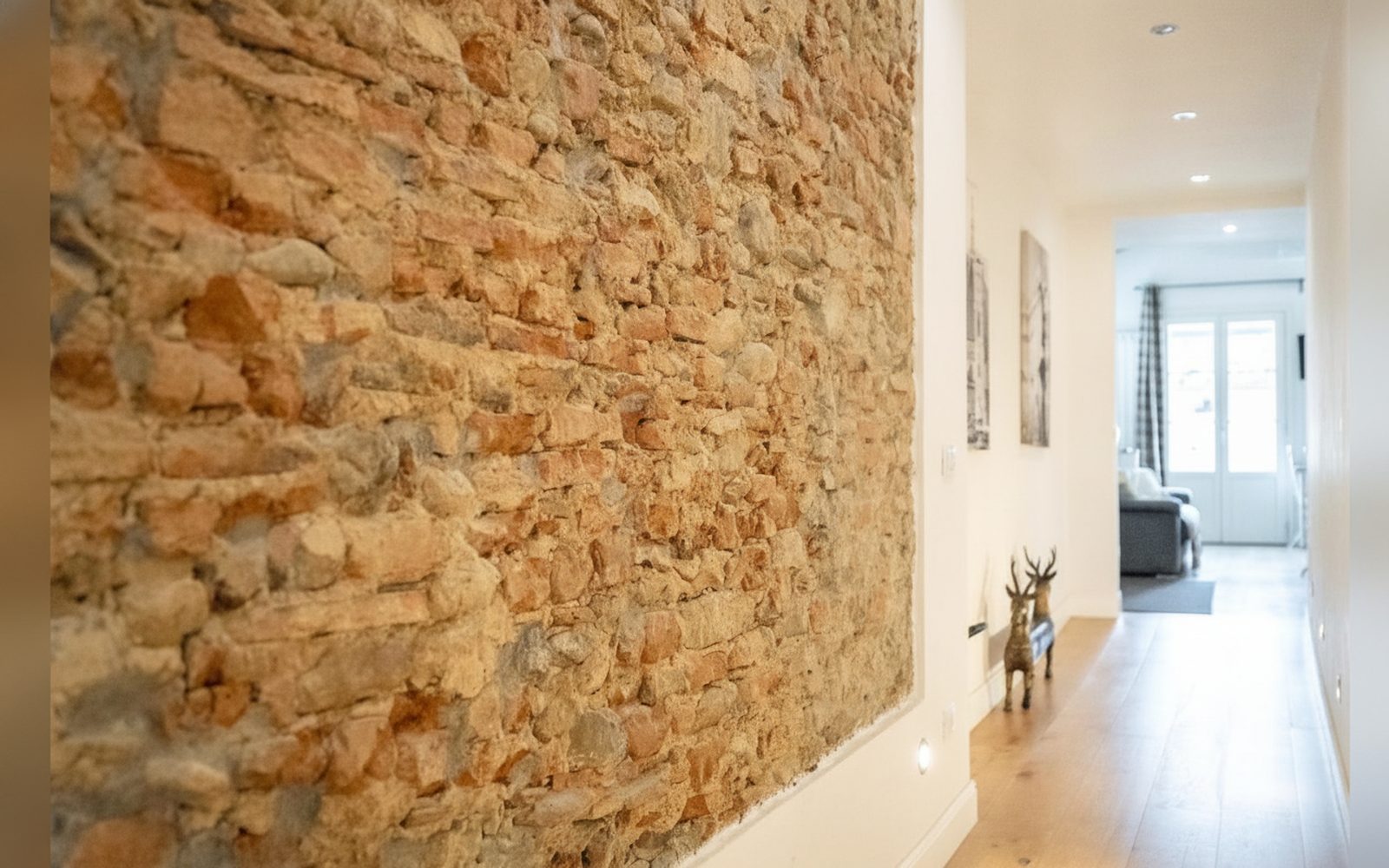Il muro in pietra a vista lungo il corridoio